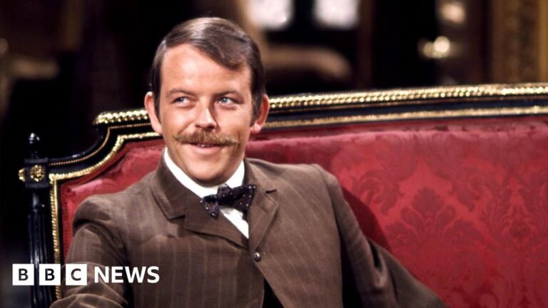 Carry On film star Julian Holloway dies, aged 80 Carry On film star Julian Holloway dies, aged 80