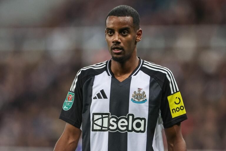 Newcastle not a ‘one-man team’ says Howe as Isak fights to get fit
