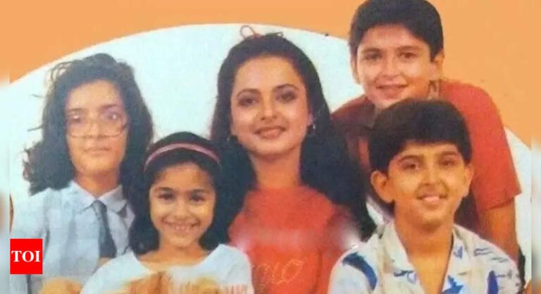 Rekha with Young Hrithik Roshan, Jugal Hansraj, Sunaina Roshan & Tanisha Mukerji – RARE PIC! | Hindi Movie News