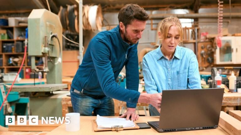 UK economy shrank unexpectedly by 0.1% in January UK economy shrank unexpectedly by 0.1% in January