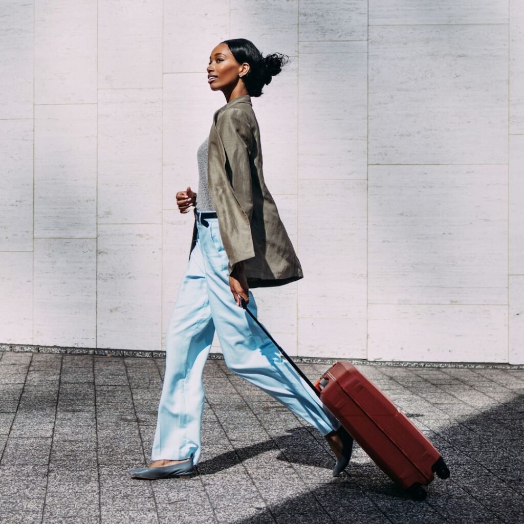 Best Chic And Comfy Airport Outfits