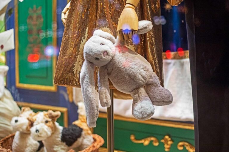 Mom Gives ‘Snarky’ Response After Toy Store Staff Was ‘Rude’ to Her Daughter Mom Gives ‘Snarky’ Response After Toy Store Staff Was ‘Rude’ to Her Daughter