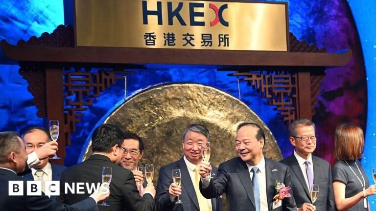 World’s biggest EV battery maker sees shares jump on debut World’s biggest EV battery maker sees shares jump on debut