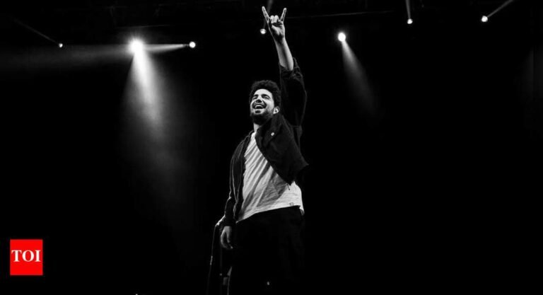 Samay Raina gets emotional as he performs for 25000 fans in Mumbai just months after India’s Got Latent controversy | Hindi Movie News Samay Raina gets emotional as he performs for 25000 fans in Mumbai just months after India’s Got Latent controversy | Hindi Movie News