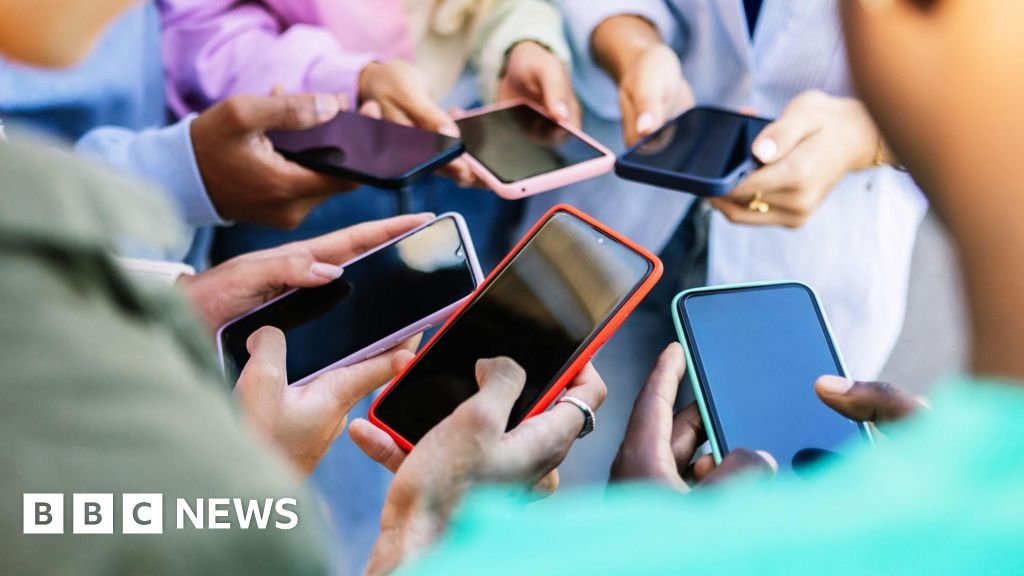 Apple and Samsung users in UK may be due share of £480m payout Apple and Samsung users in UK may be due share of £480m payout