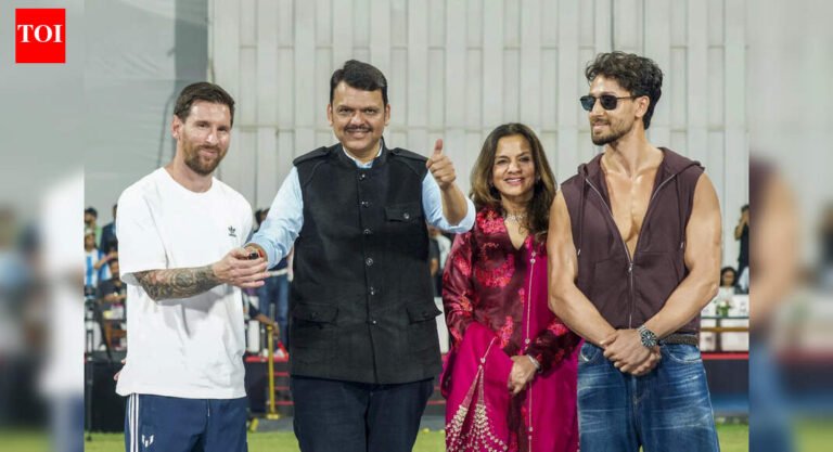 Lionel Messi GOAT India Tour goes wrong! CM Devendra Fadnavis, Ajay Devgn and Tiger Shroff booed by crowd – Watch | Football News Lionel Messi GOAT India Tour goes wrong! CM Devendra Fadnavis, Ajay Devgn and Tiger Shroff booed by crowd – Watch | Football News