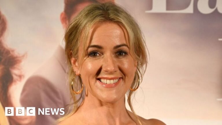 Sophie Kinsella urged me to finish my bestseller, says Jojo Moyes Sophie Kinsella urged me to finish my bestseller, says Jojo Moyes