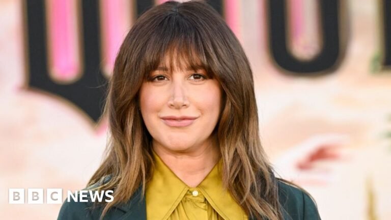 Actress and singer says she quit her ‘toxic mom group’