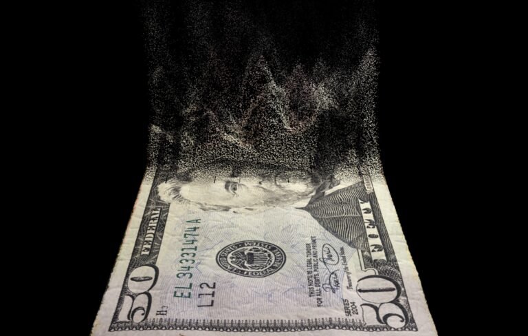 Dollar Weakens as Markets Reprice US Political Risk