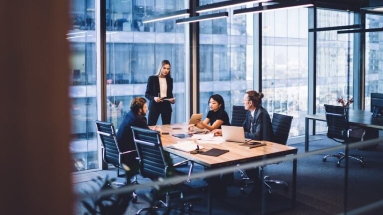 How Blended Learning With AI Supports Upskilling And Reskilling