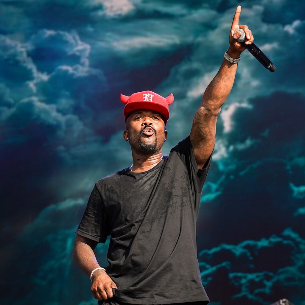 Ray J Performs Concert While Blood Seems to Run From Eyes Ray J Performs Concert While Blood Seems to Run From Eyes