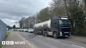 NI fuel protesters 'stand in solidarity' with Irish counterparts