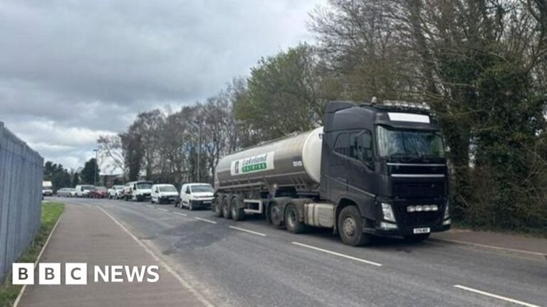 NI fuel protesters 'stand in solidarity' with Irish counterparts