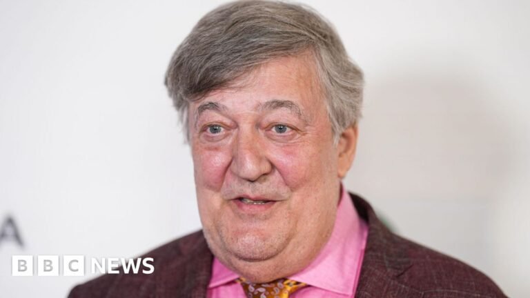 Stephen Fry sues CogX tech conference for £100,000 over fall injuries