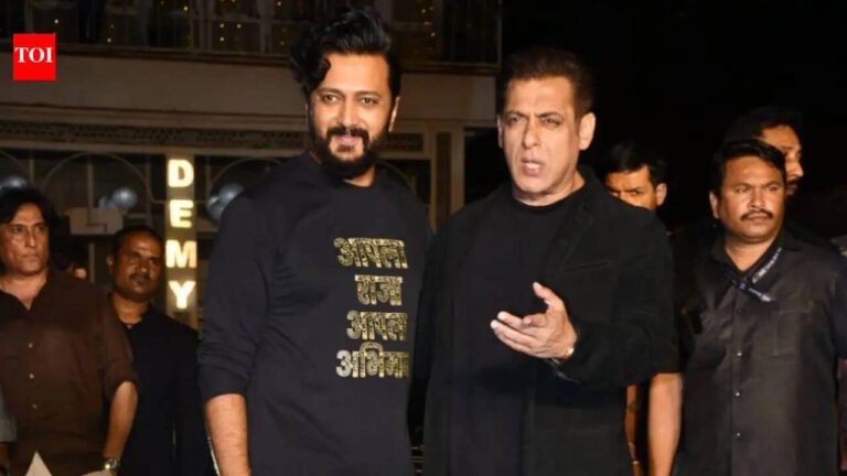 Salman Khan: ‘Sorry bhai, sorry’: Salman Khan accepts paparazzi’s apology at Raja Shivaji success party after hospital controversy | Hindi Movie News Salman Khan: ‘Sorry bhai, sorry’: Salman Khan accepts paparazzi’s apology at Raja Shivaji success party after hospital controversy | Hindi Movie News