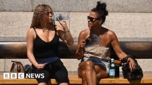 UK sees hottest day of year as bank holiday travellers face queues