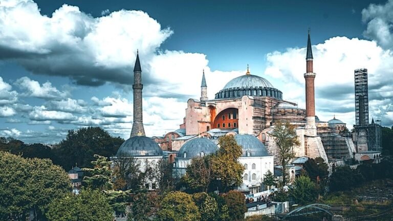 How the Hagia Sophia Was Built, and How It’s Being Saved from Collapse How the Hagia Sophia Was Built, and How It’s Being Saved from Collapse