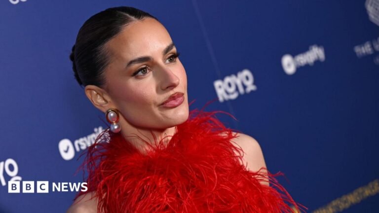 Amber Davies: Legally Blonde musical star says ‘don’t film shows’ Amber Davies: Legally Blonde musical star says ‘don’t film shows’