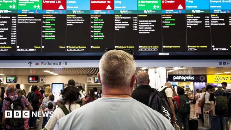 How a 90-second power outage sparked chaos for rail commuters How a 90-second power outage sparked chaos for rail commuters
