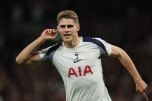 Mickey van de Ven signs new five-year contract