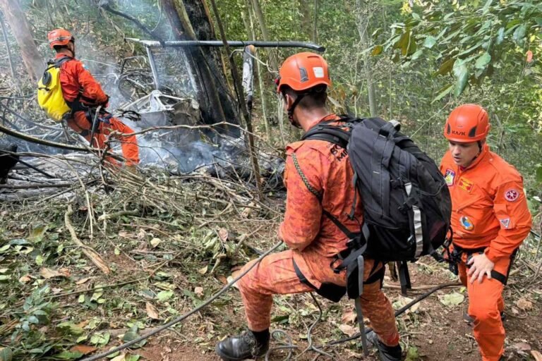 Teen Girl, Mom, Grandma and Pilot Die in Tourist Helicopter Crash: ‘All Burned Beyond Recognition’ Teen Girl, Mom, Grandma and Pilot Die in Tourist Helicopter Crash: ‘All Burned Beyond Recognition’